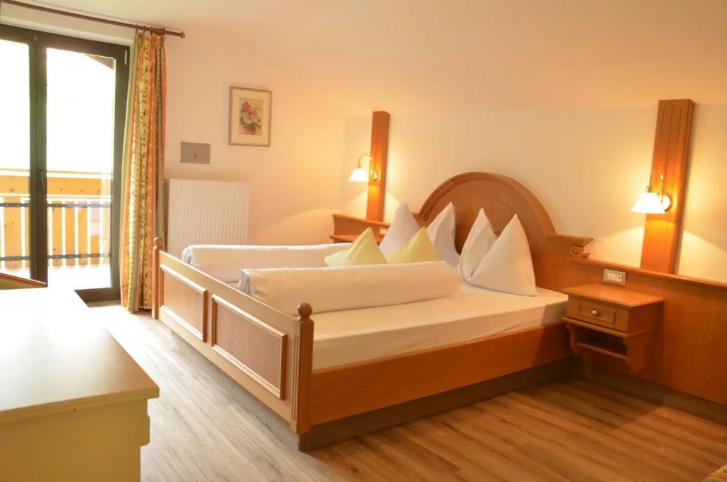 Standard Double Room — Hotel Karin