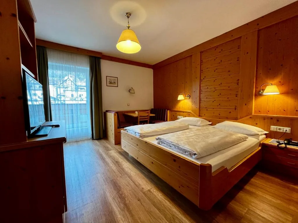 Camera Matrimoniale Standard — Hotel Sureghes