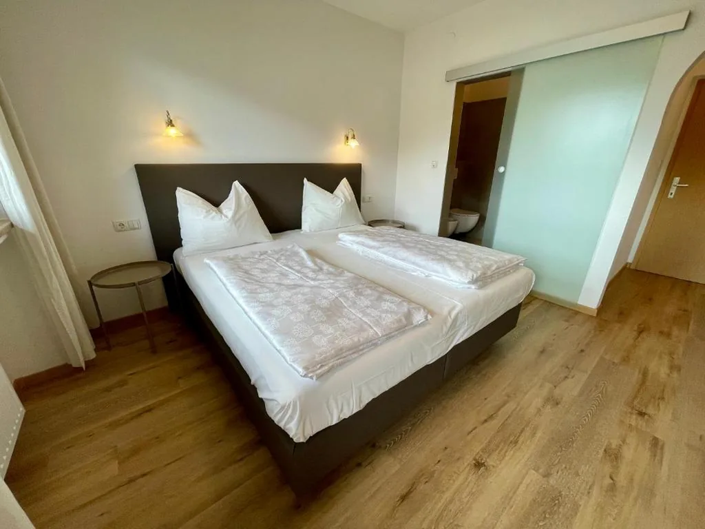 Camera Matrimoniale Superior — B&B Transit Rooms – Your Stopover, Free Parking