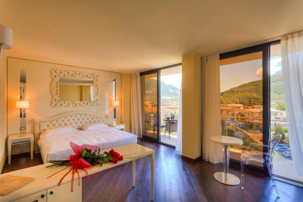 Superior Classic Double Room with Balcony — Garda Suite Hotel – Tonelli Hotels