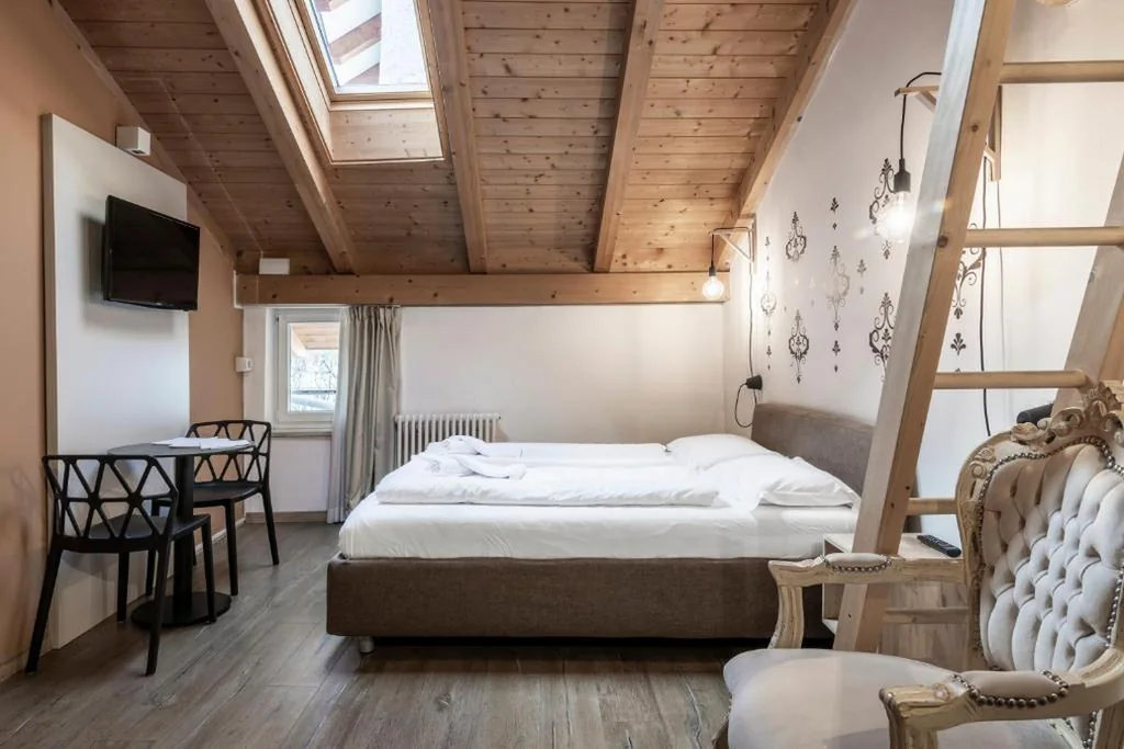 Superior Double Room with Air Conditioning - Attic — Stay COOPER l Goethe Guesthouse