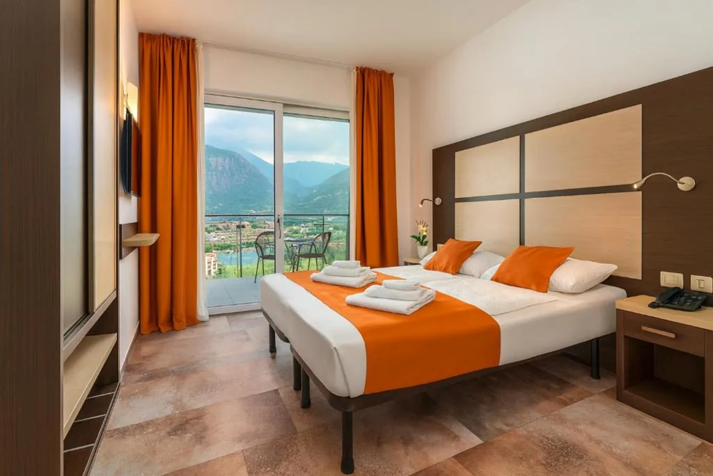 Superior Double Room with Balcony and Lake View — Hotel Benacus Panoramic