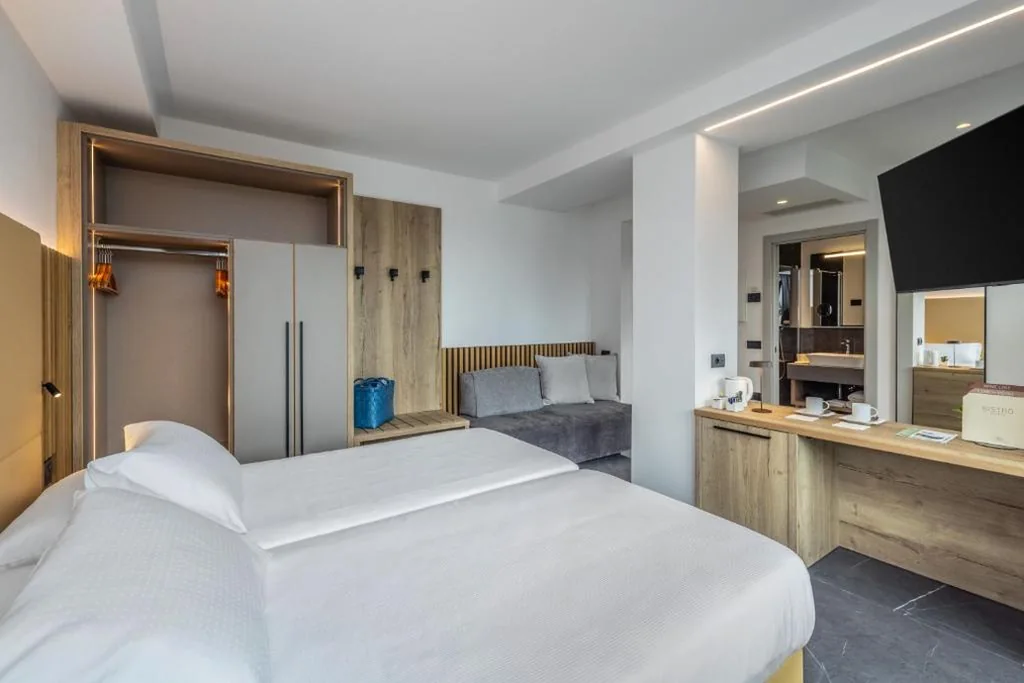 Superior Double Room with Balcony — Garda Suite Hotel – Tonelli Hotels