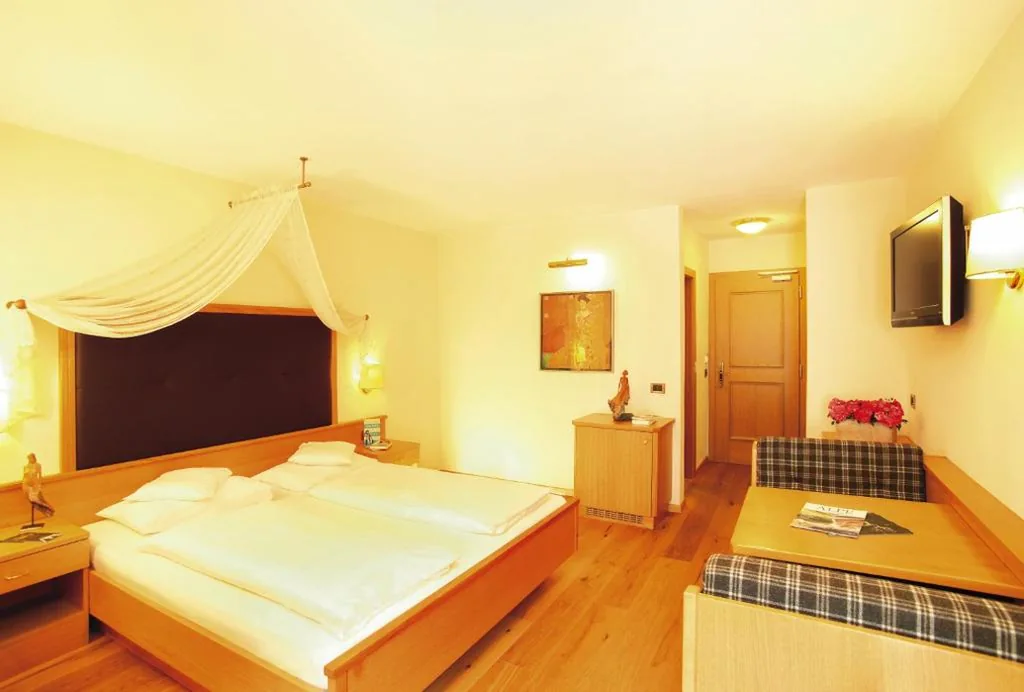 Camera Matrimoniale Superior con Balcone — Hotel Albion Mountain Spa Resort Dolomites