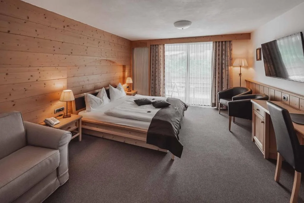 Camera Matrimoniale Superior con Balcone — Hotel Continental Dolomites