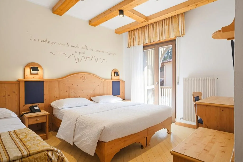 Camera Matrimoniale Superior con Letto Supplementare — Hotel La Bussola