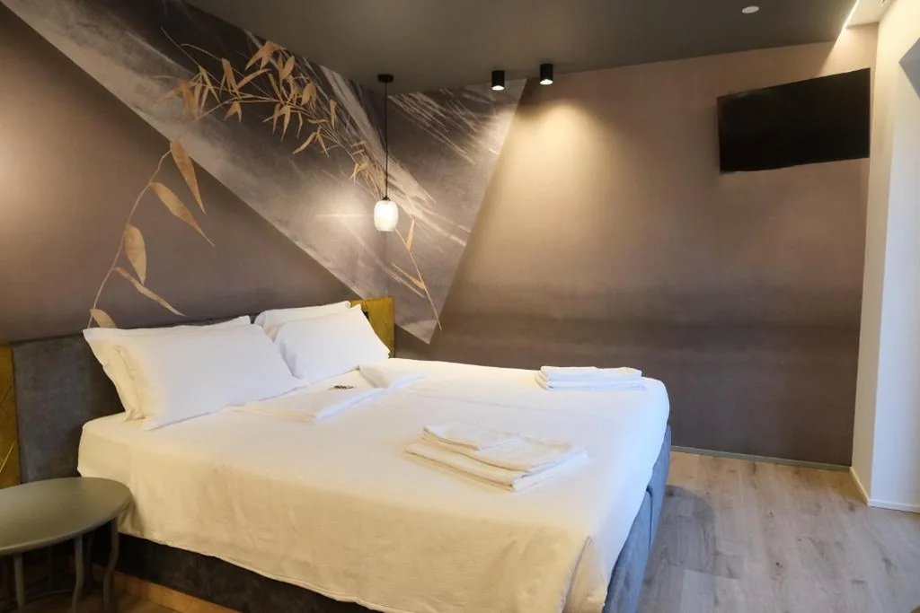Superior Double Room — Flos Hotel