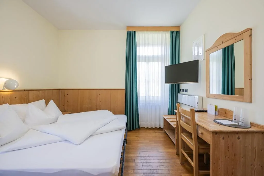 Superior Double Room — Guesthouse – Cultural Center Gustav Mahler