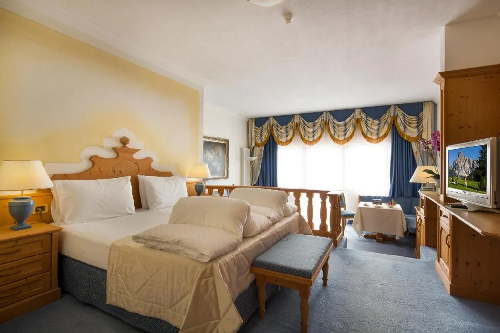 Camera Matrimoniale Superior — Hotel Sassongher – Preferred Hotels & Resorts