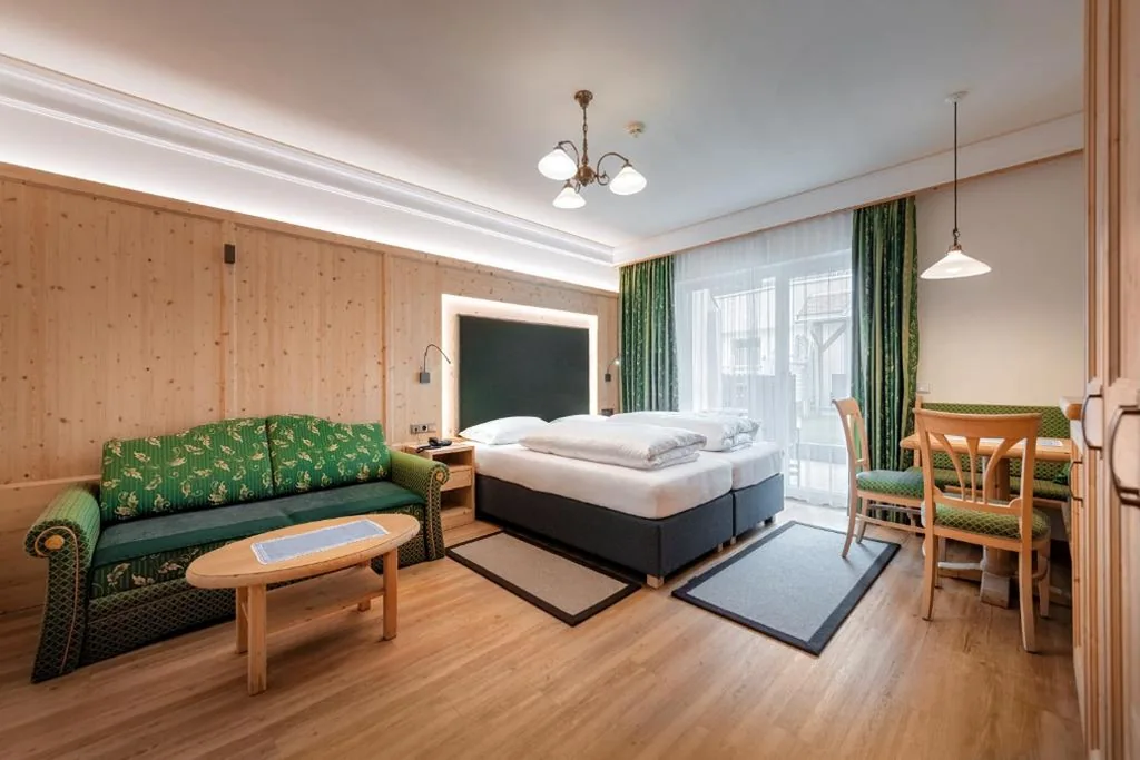 Camera Matrimoniale Superior — Hotel Sureghes