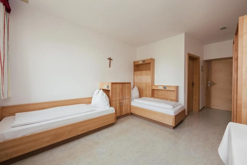 Small Twin Room — Gästehaus Salvatorianerinnen
