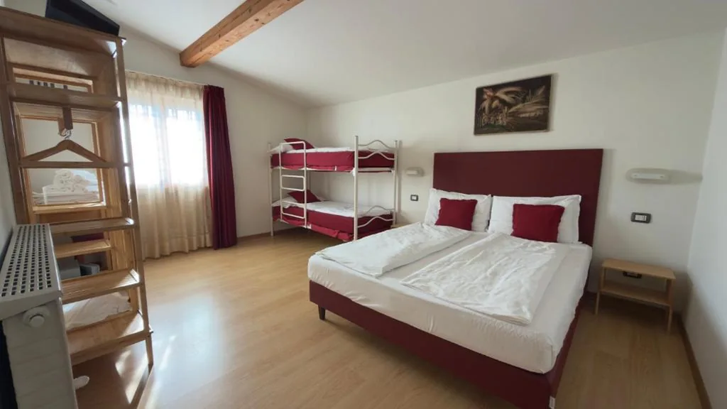 Classic Quadruple Room — Casteluce Hotel Funivie