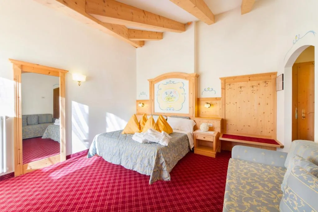 Camera Quadrupla Comfort con Vista Lago — Alpotel Dolomiten