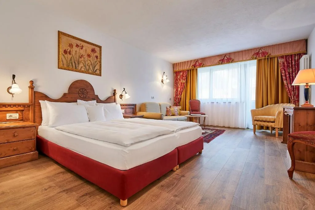 Camera Quadrupla Comfort — Hotel Table