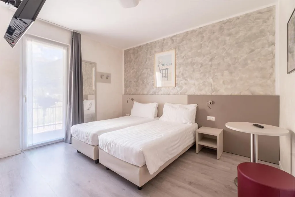 Camera Quadrupla con Balcone e con Vista sui Monti — Hotel Angelini