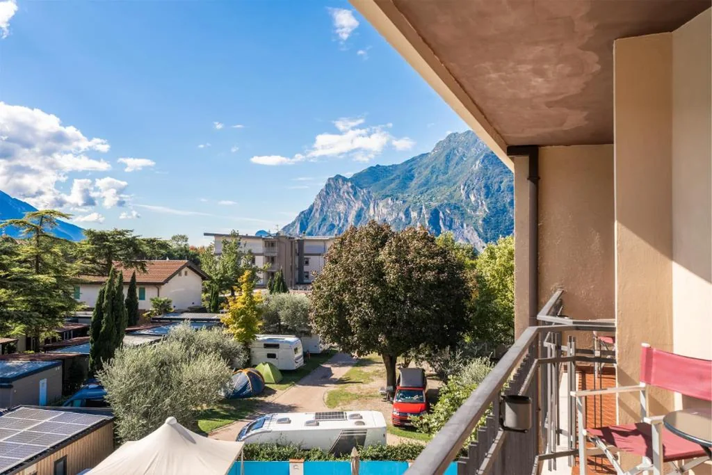 Camera Quadrupla con Balcone e Vista Piscina — Hotel Angelini