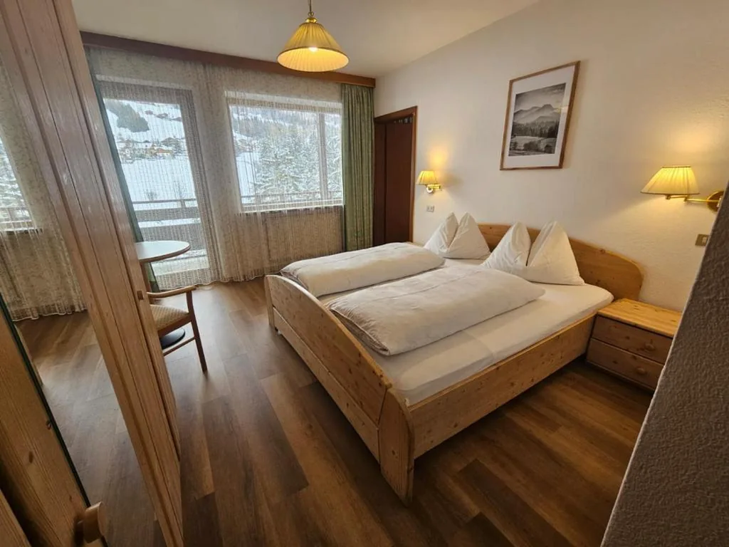 Camera Quadrupla con Vista Montagna — Pension Atlantic