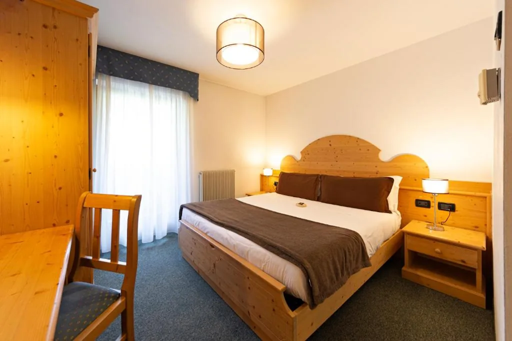 Classic Queen Room — Flos Hotel