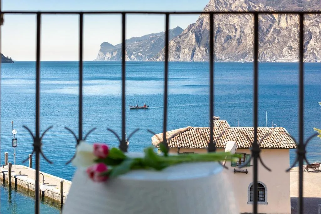 Queen Room with Lake View — Hotel Lago Di Garda