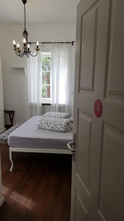 Camera Queen con Vista Piscina — Garni Villa Tyrol – Adults Only
