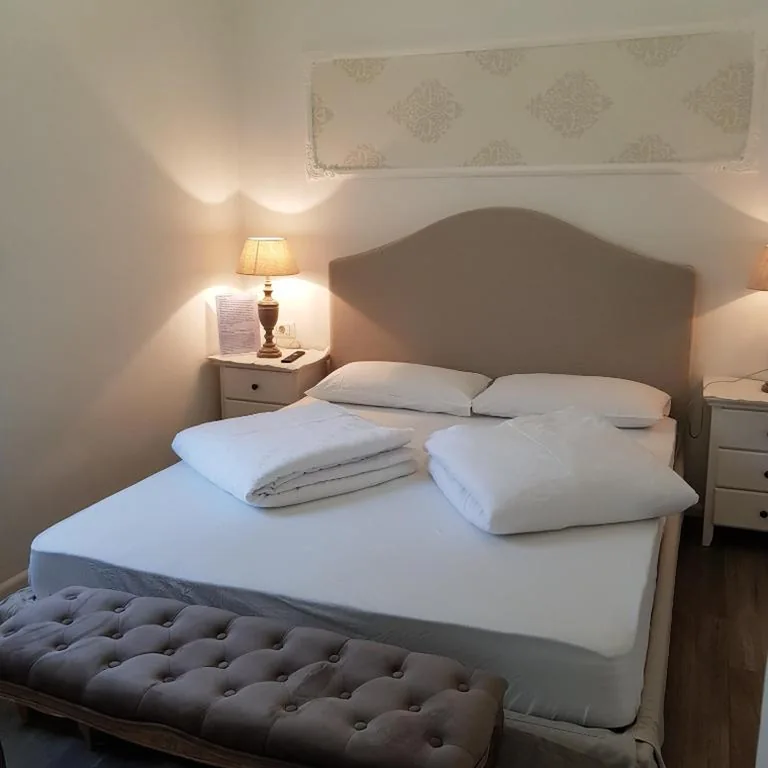 Camera Queen — Garni Villa Tyrol – Adults Only