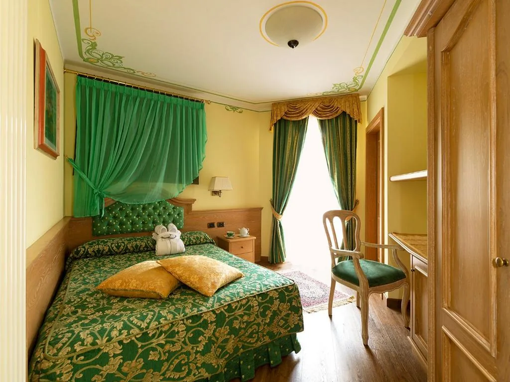 Camera Queen — Hotel Alle Alpi