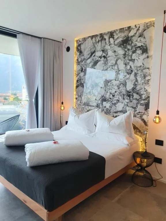 Queen Room — Visioni Lake View Rooms & Breakfast – Adults Friendly