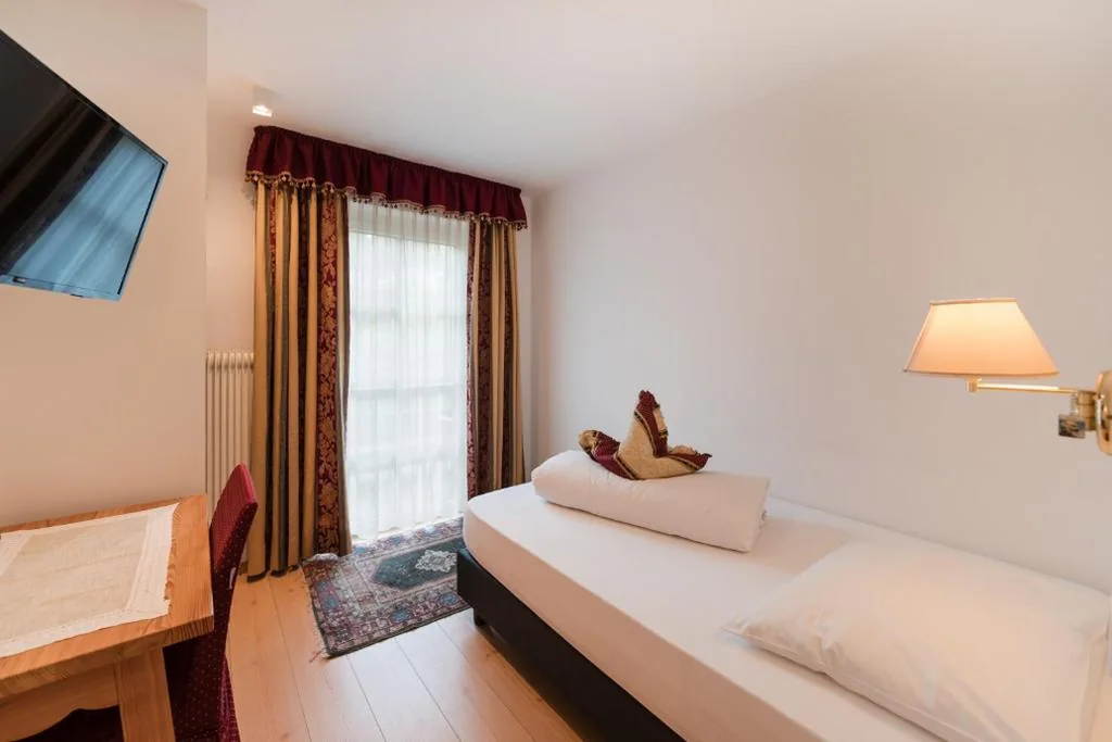 Camera Singola — Al Plan, A mountain moving hotel