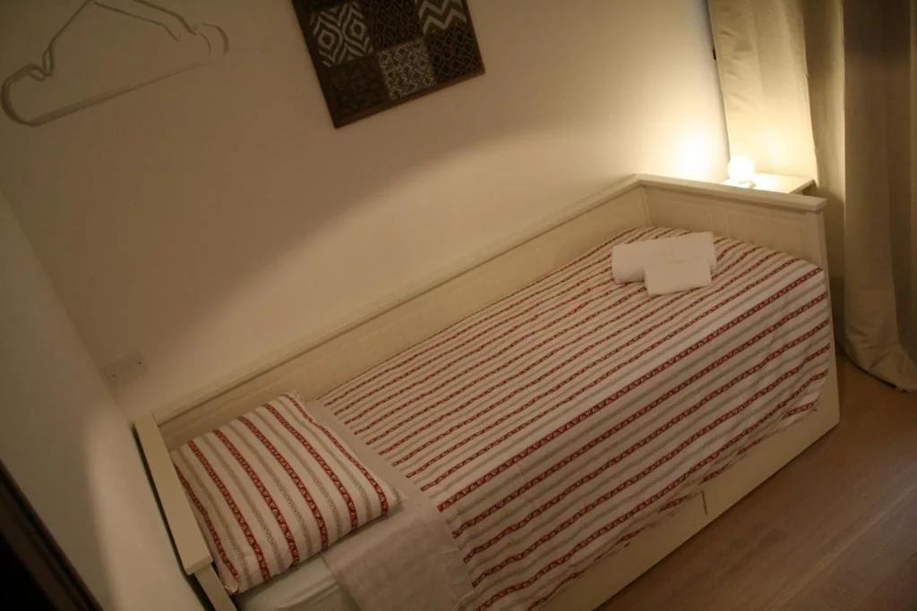 Camera Singola con Bagno in Comune — Casa Mia – NO Reception