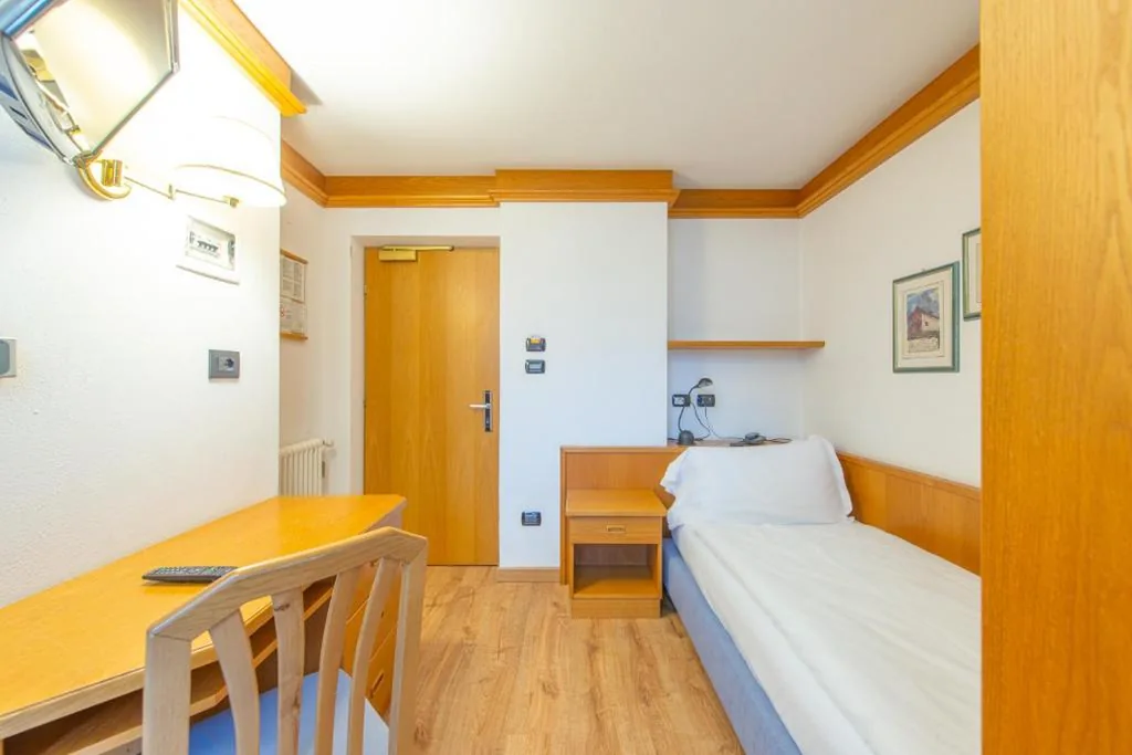 Single Room with Private Bathroom — Hotel Meida