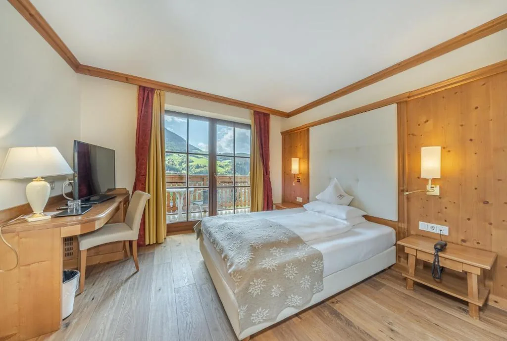 Camera Singola con Balcone — Alpin & Vital Hotel La Perla