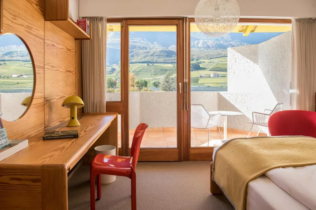 Single Room with Balcony and Lake View — Seehotel Ambach