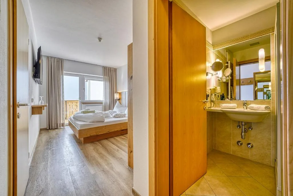 Single Room with Balcony — Family Hotel Gutenberg