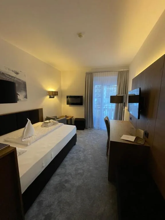Single Room with Balcony — Hotel Aaritz