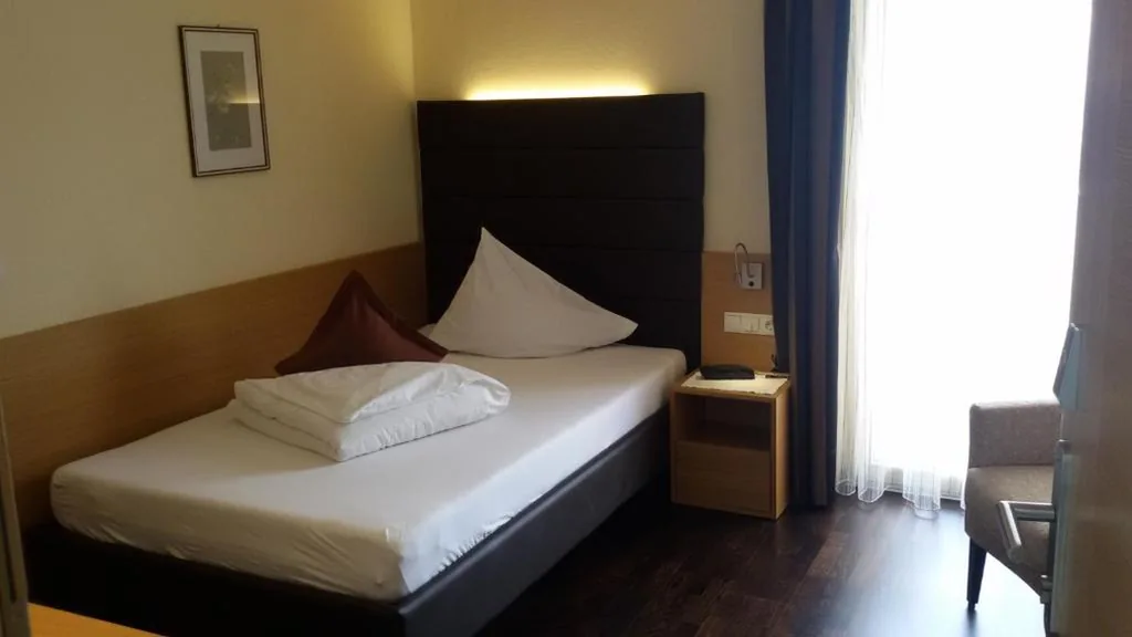 Single Room with Balcony — Hotel Maximilian