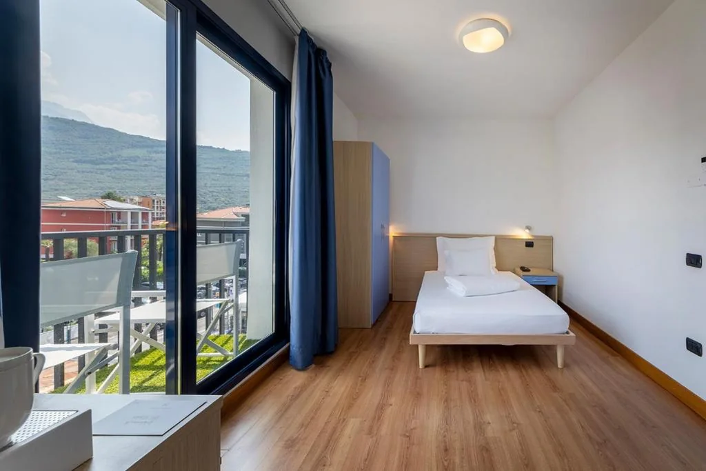 Camera Singola Deluxe con Balcone — Hi Hotels Riva del Garda