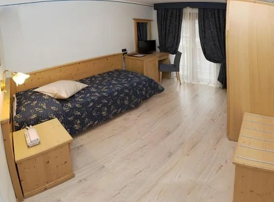 Deluxe Single Room — Hotel Canada