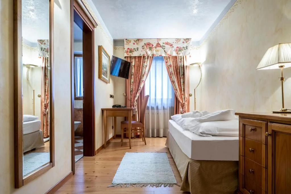Camera Singola Economy — Ladinia Dolomites View – Adults Only