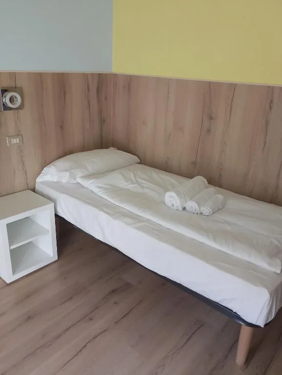 Standard Single Room — Hotel Garden