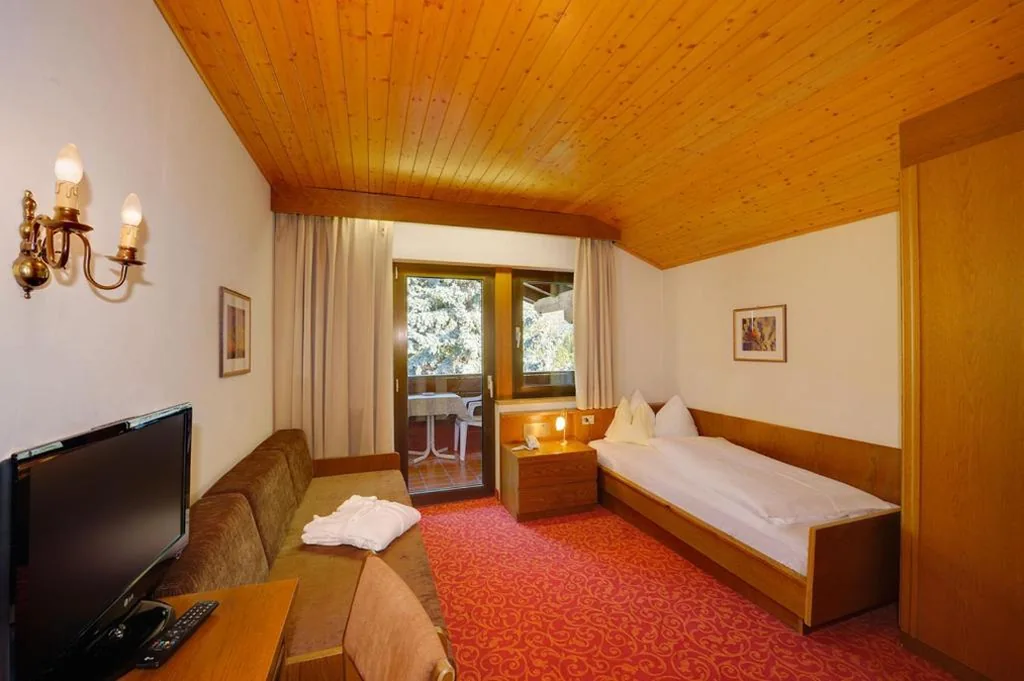 Standard Single Room — Hotel Laurin