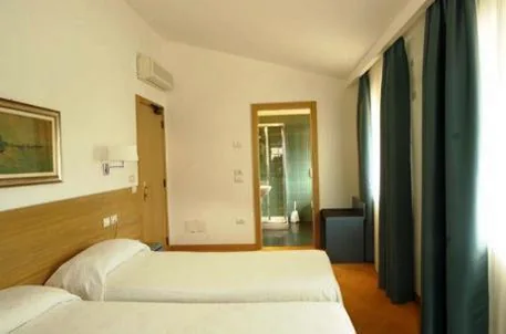 Camera Standard Matrimoniale/Doppia con Letti Singoli — Albergo Al Caminetto