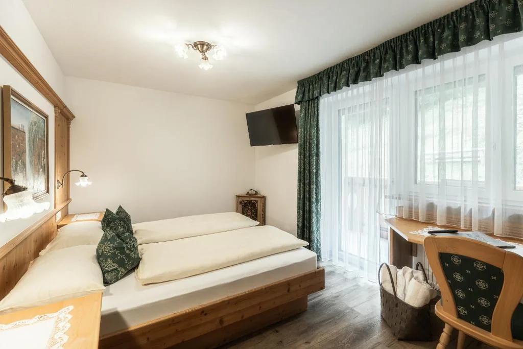 Camera Standard Matrimoniale/Doppia con Letti Singoli — Hotel La Pineta