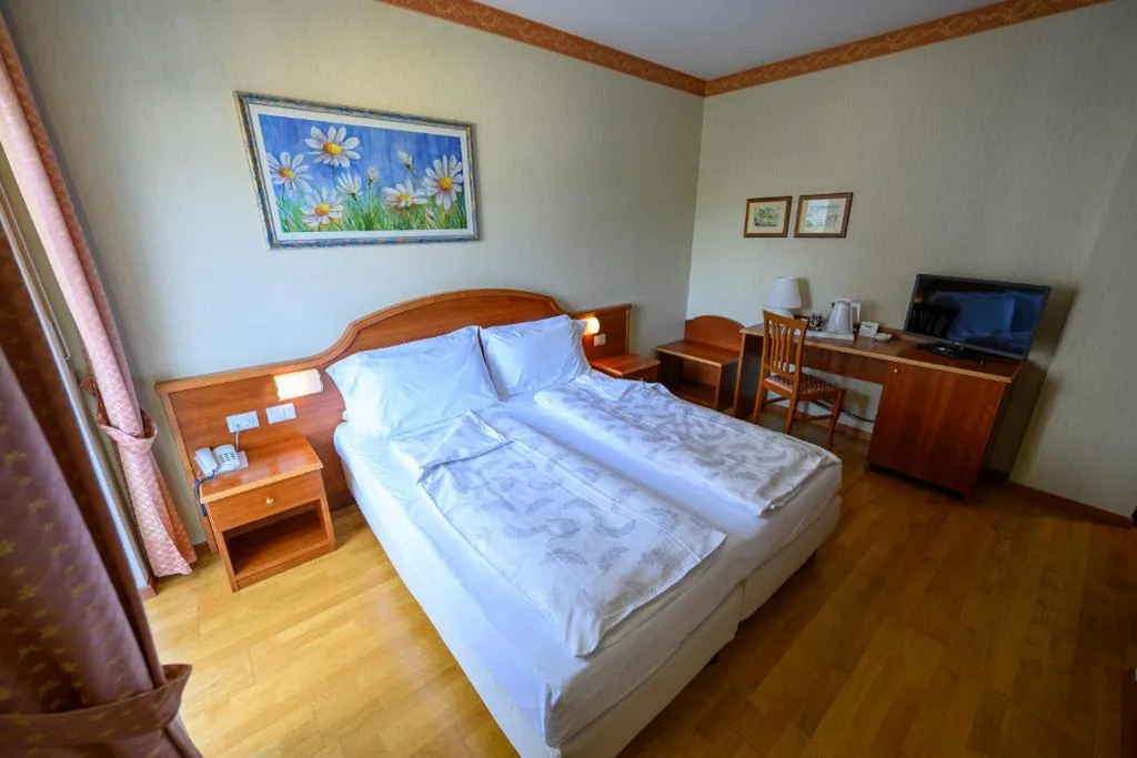 Standard Double/Twin Room — Hotel Riviera