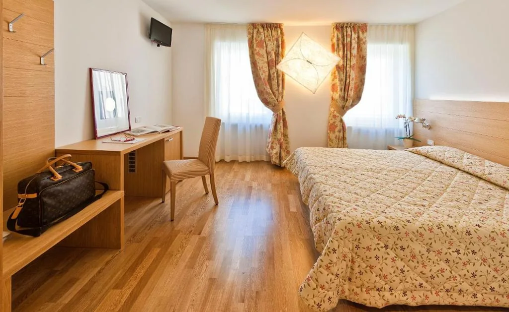Camera Standard Matrimoniale/Doppia con Letti Singoli — Hotel Romanda