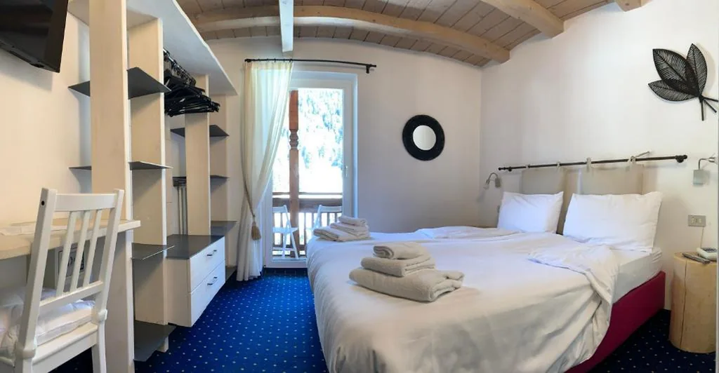 Camera Standard Matrimoniale/Doppia con Letti Singoli — Hotel Sassleng