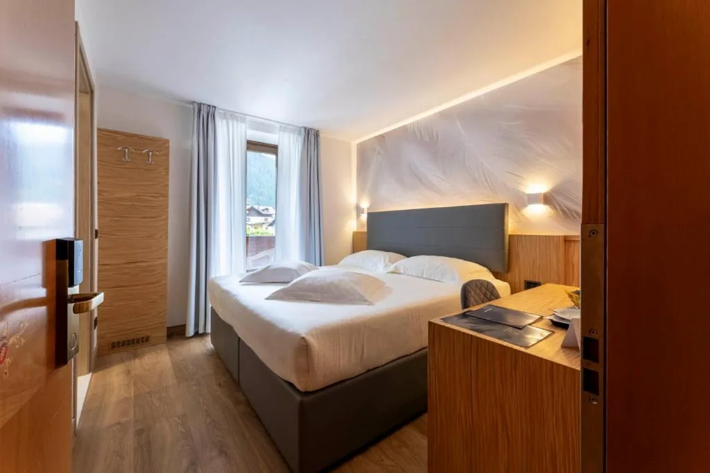 Standard Double/Twin Room with Balcony — Olympic Palace