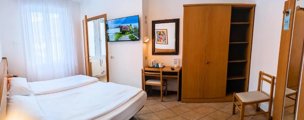 Camera Superior Matrimoniale/Doppia con Letti Singoli — Hotel Villa Clara