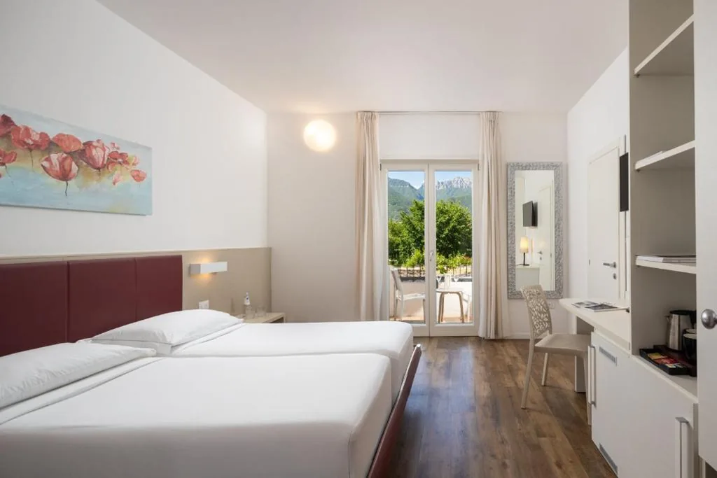 Superior Double/Twin Room with Pool View — Hotel Villa Claudia