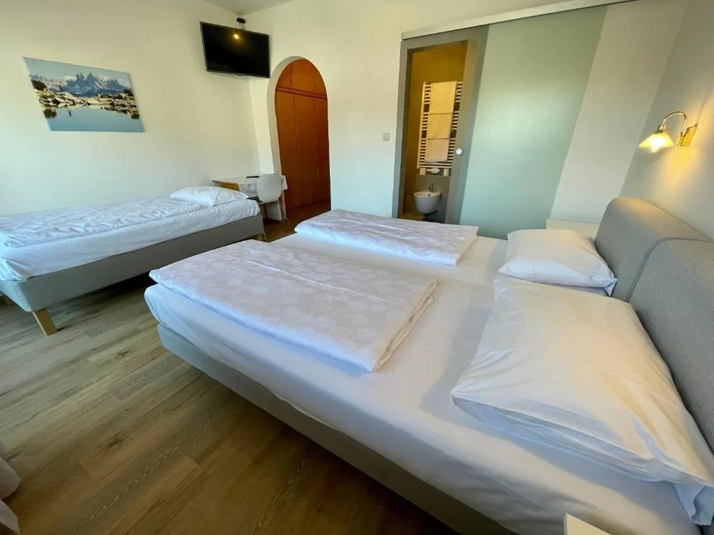 Camera Tripla Classic — B&B Transit Rooms – Your Stopover, Free Parking