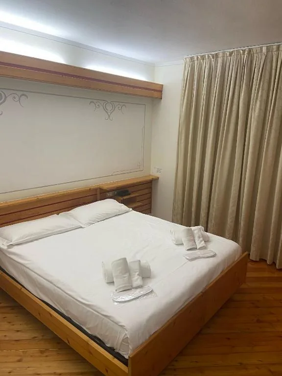 Classic Triple Room — Hotel De la Ville